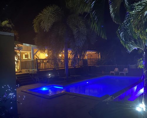 Homevacances-piscine-exterieure-nuit-villa casaflo
