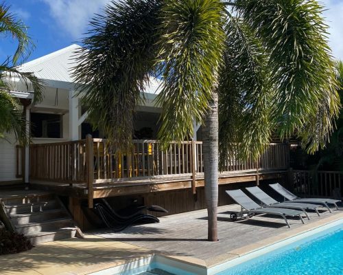 Homevacances-piscine-exterieure-vue-villa