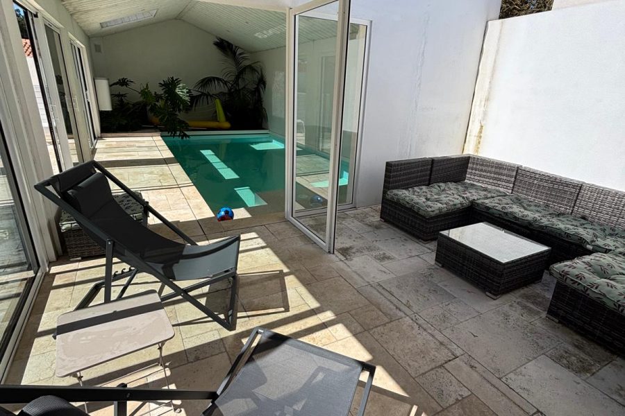 entre piscine et salon